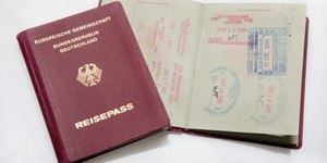 Foto: zwei deutsche Reisepässe (Symbolbild)